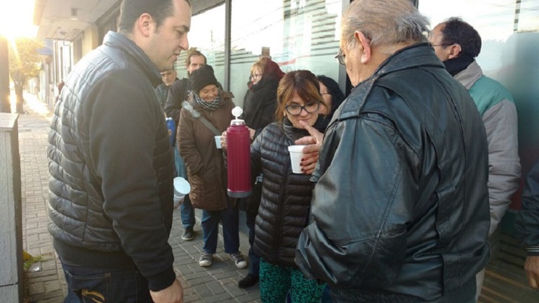 Berazategui: Concejales Sirvieron Café A Jubilados En La Cola Del Banco