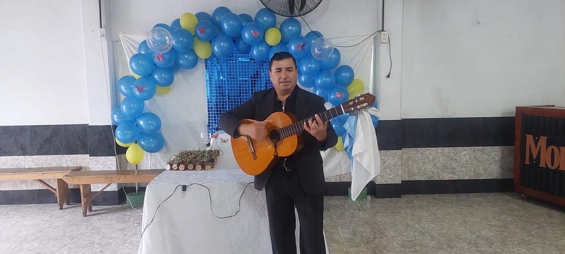 En El Día De La Zamba, Raúl Juárez Le Cantó A La Vida Desde El Tren Roca… ¡y Dos Jóvenes Se Pusieron A Bailar